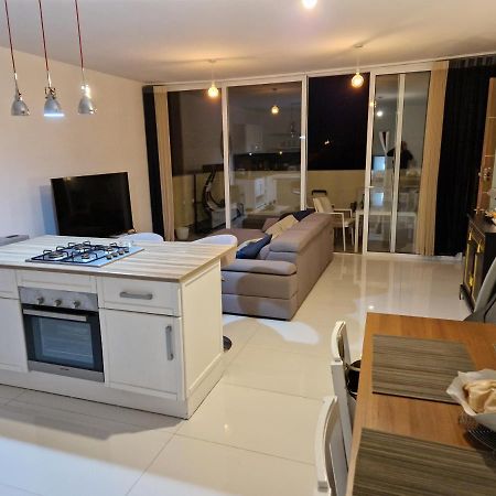Town Pent House Apartment Luqa Bagian luar foto