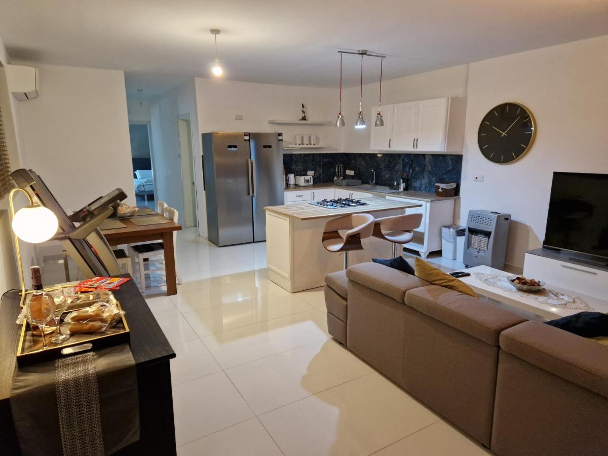 Town Pent House Apartment Luqa Bagian luar foto