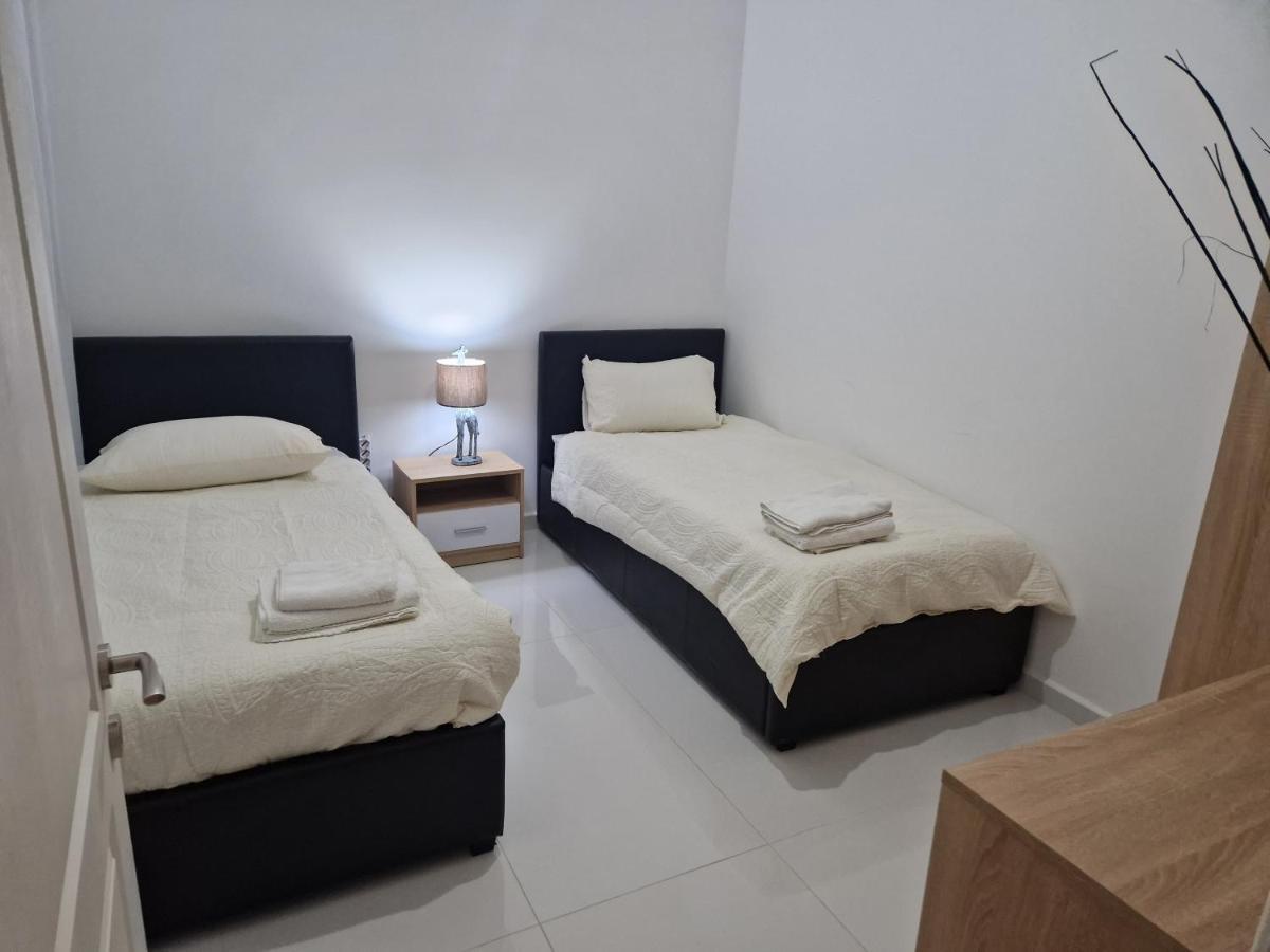 Town Pent House Apartment Luqa Bagian luar foto